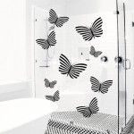 Mariposas en la mampara de cristal del baño