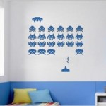 Las naves y marcianitos de Space Invaders en la pared