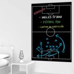Una pizarra para planificar las jugadas de fútbol y anotar tareas