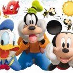 Mucha alegria con los personajes de Disney en la pared