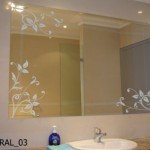 Un vinilo decorativo floral ideal para el espejo del baño