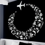 Un avión que deja una estela de iconos de viajes
