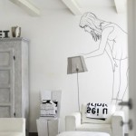 Vinilo decorativo mujer curiosa