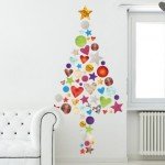 Un vinilo decorativo con un llamativo árbol de Navidad