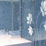 Decora la mampara del baño con un vinilo floral