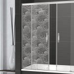 Decora tu mampara de baño con un dibujo de olas